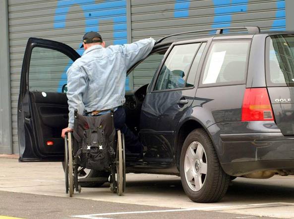 Disabili: niente Iva agevolata al 4% per le auto elettriche e ibride